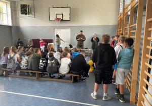 uczniowie klas 4-8 podczas spotkania z żołnierzami WOT