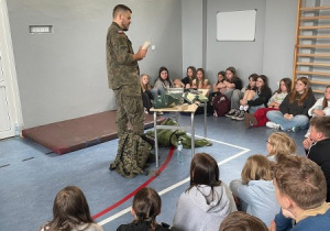 uczniowie klas 4-8 podczas spotkania z żołnierzami WOT