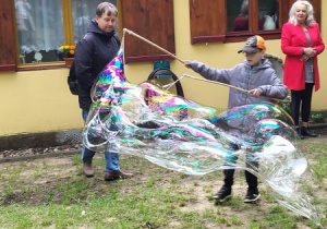 Uczniowie na lekcji plenerowej „O czym szumią drzewa?”