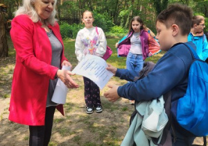 Uczniowie na lekcji plenerowej „O czym szumią drzewa?”