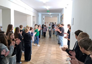 Uczniowie świętujący sukces Mateusza