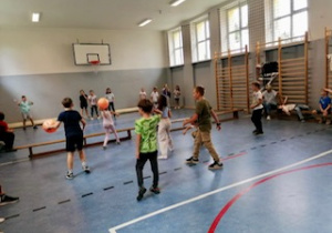 Uczestnicy półkolonii bawią się w sali gimnastycznej