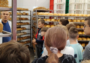 Uczestnicy półkolonii zwiedzają piekarnię GS w Ozorkowie