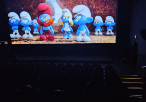 Uczestnicy półkolonii w kinie "Górnik" oglądają film "Smerfy"