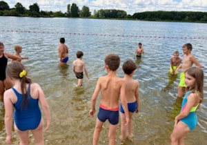 Uczestnicy półkolonii spędzają czas nad Zalewem Miejskim