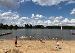 Uczestnicy półkolonii spędzają czas nad Zalewem Miejskim