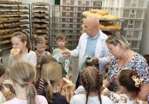 Uczestnicy półkolonii zwiedzają piekarnię GS w Ozorkowie