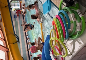 Uczestnicy półkolonii kąpią się na basenie miejskim
