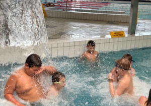 Uczestnicy półkolonii kąpią się na basenie miejskim