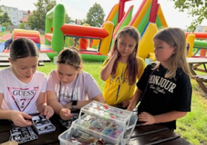 Uczestnicy półkolonii wykonują wakacyjne tatuaże