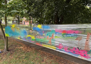 Uczestnicy półkolonii malują farbami na folii