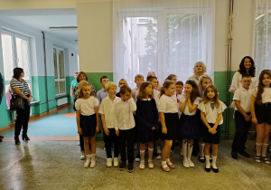 Uczniowie Bajkolandii wraz z nauczycielkami