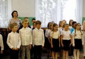Uczniowie Bajkolandii wraz z nauczycielkami