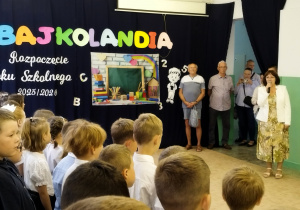 Pani dyrektor przemawia do zebranych