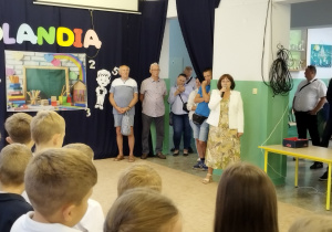 Pani dyrektor przemawia do zebranych