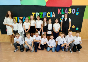 Uczniowie klasy 3 b wraz z nauczycielkami