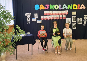 Uczniowie klas 3 i pani wicedyrektor