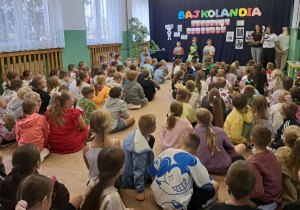 Uczniowie Bajkolandi podczas czytania