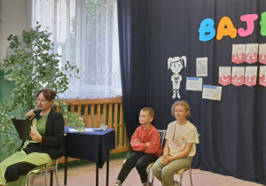 Pani wicedyrektor czyta jedną z fraszek