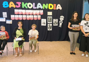 Dwie panie informują o wydarzeniu