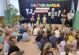 Społeczność Bajkolandii zgromadzona w holu szkoły