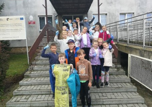 Uczniowie klasy 2. biorą udział w sprzątaniu terenu w okolicach Bajkolandii