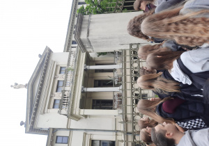 Uczniowie klas ósmych na spacerze po Ozorkowie