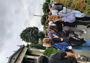 Uczniowie klas ósmych na spacerze po Ozorkowie