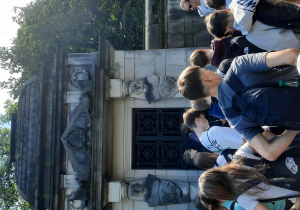 Uczniowie klas ósmych na spacerze po Ozorkowie