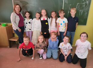 Relacja z Dnia Kropki w naszej szkole – czyli jak kreatywność rozkwita w kropkach!