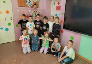 Społeczność Bajkolandii w "kropkowych" strojach