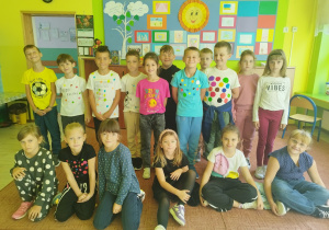 Społeczność Bajkolandii w "kropkowych" strojach