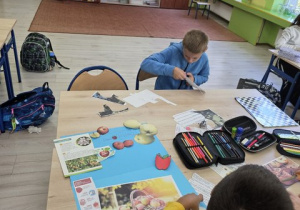 Dzieci przygotowują plakaty.