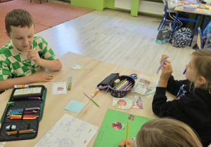 Dzieci przygotowują plakaty.