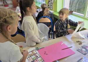 Dzieci przygotowują plakaty.