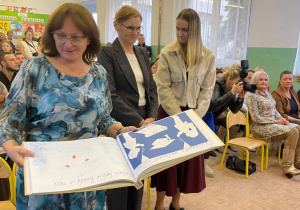 Pani dyrektor prezentuje kronikę Bajkolandii