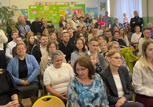 Goście zebrani w holu szkoły podczas uroczystości
