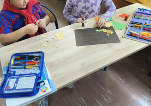 Świetliki wydzierają skrawki papieru do prac plastycznych
