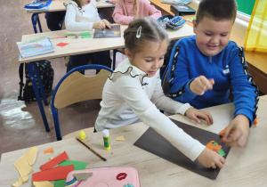 Świetliki wydzierają skrawki papieru do prac plastycznych