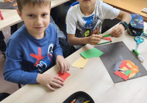 Świetliki wydzierają skrawki papieru do prac plastycznych