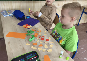 Świetliki wydzierają skrawki papieru do prac plastycznych