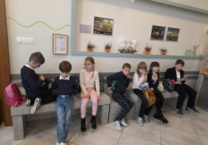 Dzieci podczas przerwy na foyer.