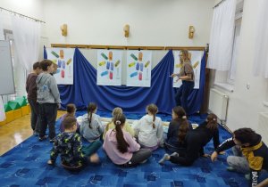 Zajecia w bibliotece - Uczniowie tworzą książkę