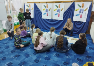 Zajecia w bibliotece - Uczniowie tworzą książkę
