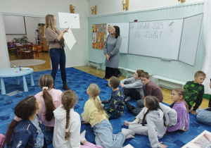 Zajecia w bibliotece - Uczniowie tworzą książkę