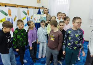 Zajecia w bibliotece - Uczniowie prezentują książkę