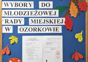 Tablica ogłoszeń z wynikami wyborów do Młodzieżowej Rady Miejskiej w Ozorkowie