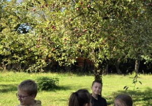 Dzieci podziwiają sad.