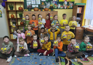 Dzieci prezentują wykonane prace.