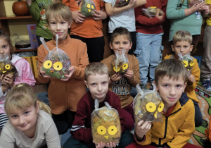 Dzieci prezentują wykonane prace.